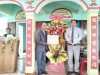 Ông Nguyễn Thành Long - Chủ tịch Ủy ban MTTQ Việt Nam xã tặng hóa chúc mừng