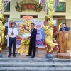 Ông Trần Hữu Việt - Phó Chủ tịch UBND xã trao hoa và quà chúc mừng tộc Lâm Văn