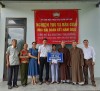 Đại đức Thích Tánh Thông - Trưởng Ban trị sự Phật giáo huyện trao biểu trưng hỗ trợ