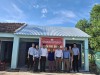 Các đại biểu chụp ảnh lưu niệm tại lễ bàn giao nhà cho gia đình bà Tăng Thị Thường ở KDC Phương Tân – Bình Nam