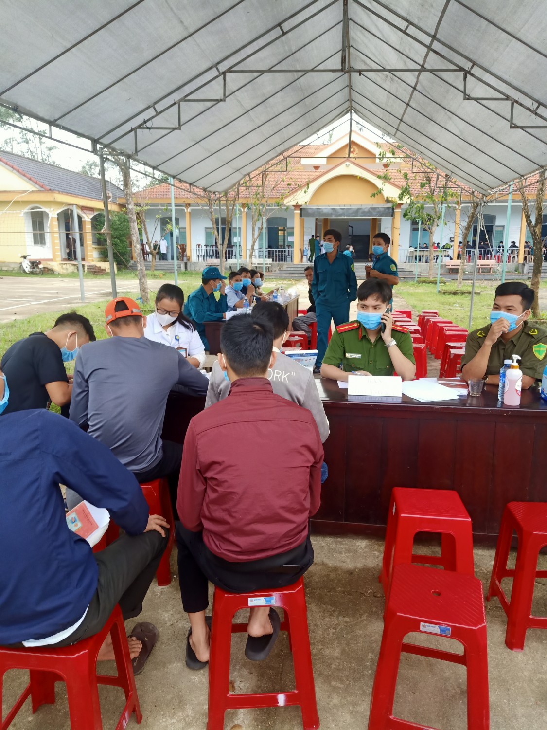 Thanh niên lên trạm khám nghĩa vụ quân sự