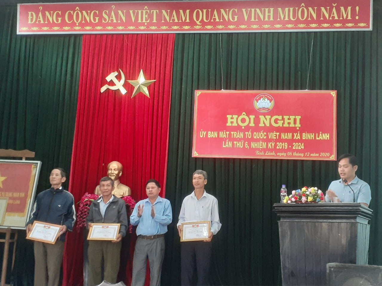 Khen thưởng tập thể, cá nhân trong công tác vận động Quỹ 'vì người nghèo' năm 2020