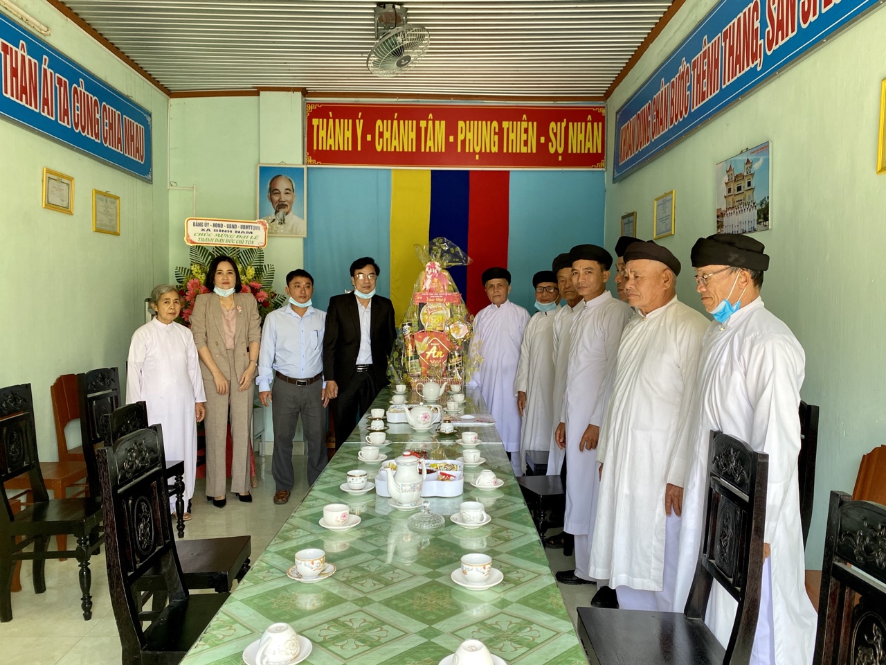 Lãnh đạo huyện thăm và chúc mừng Thánh thất Hưng Đôngthất 