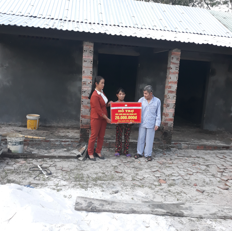Ủy ban MTTQ Việt Nam xã Bình Sa đẩy mạnh các hoạt động giúp đỡ hộ nghèo