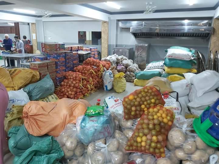 Chức sắc, chức việc, bà con phật tử tham gia đóng góp nhu yếu phẩm ủng hộ nhân dân Thành phố Hồ Chí Minh