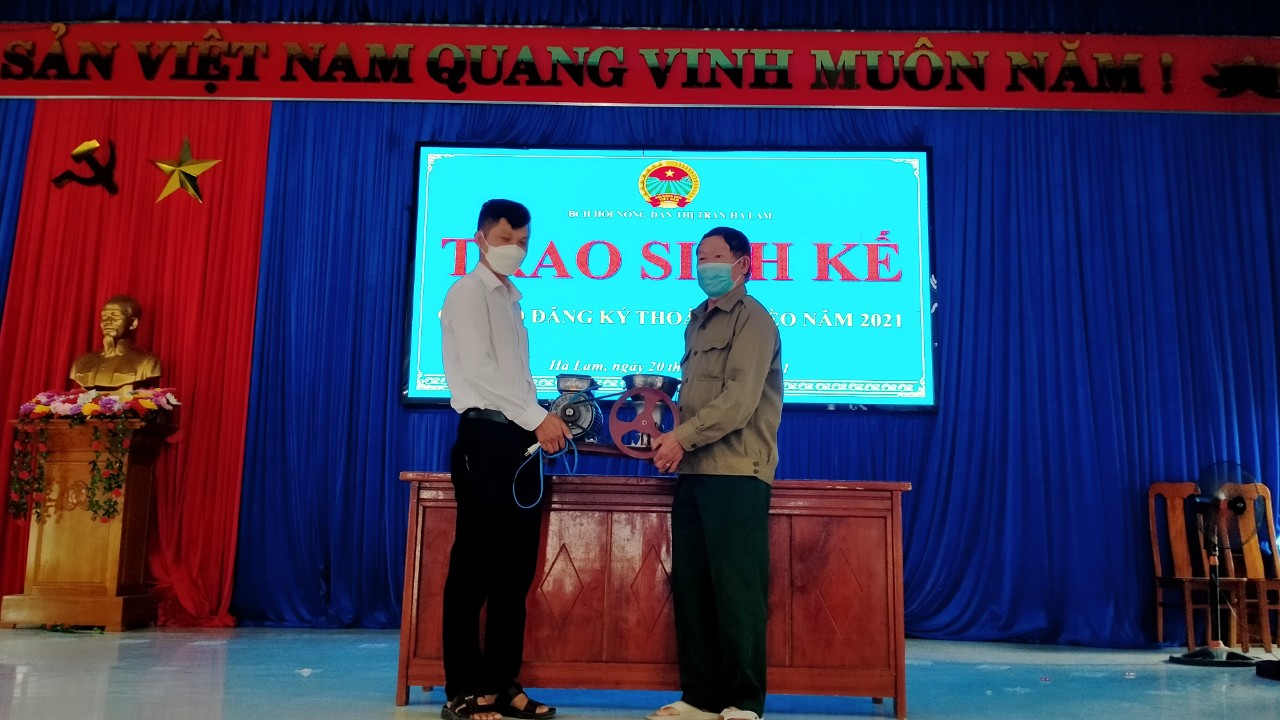 Hình ảnh trao máy say thịt cho hộ cận nghèo Nguyễn Thế Tốt - khu phố 1 thị trấn Hà Lam
