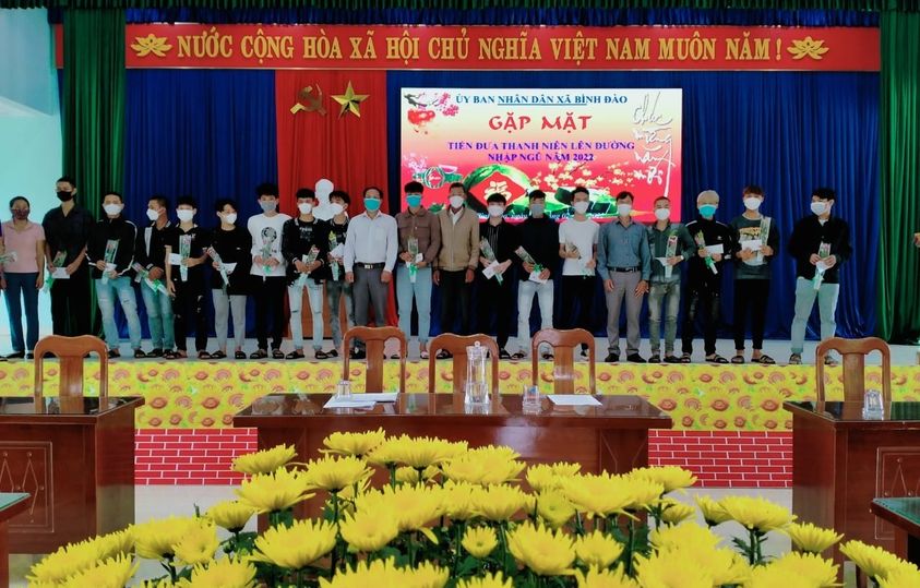 TRAO QUÀ CHO THANH NIÊN NHẬP NGŨn