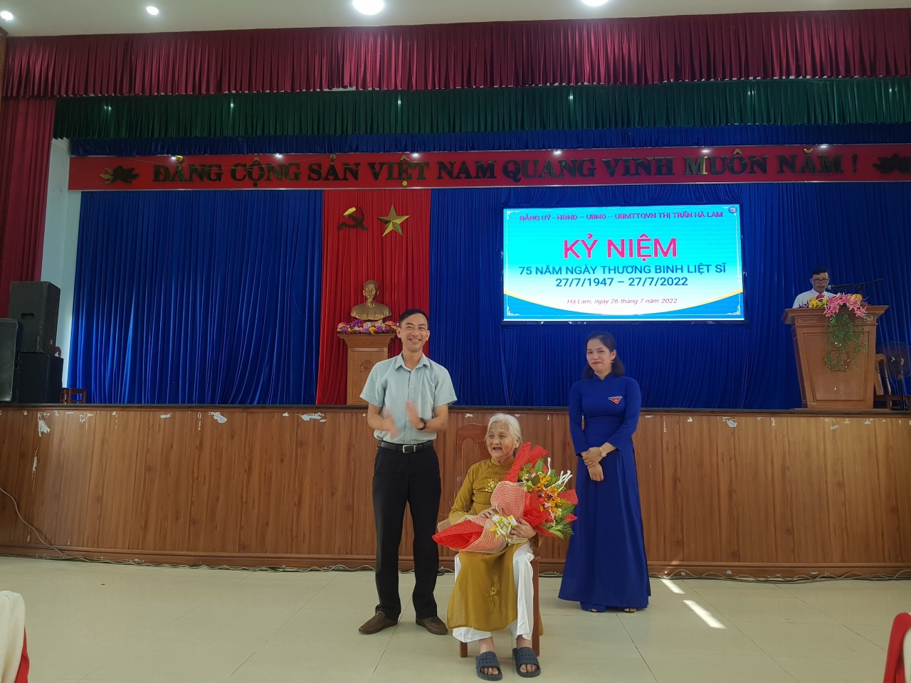 ảnh tặng hoa mẹ VNAH