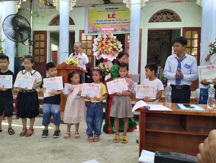 trao thuong hoc sinh