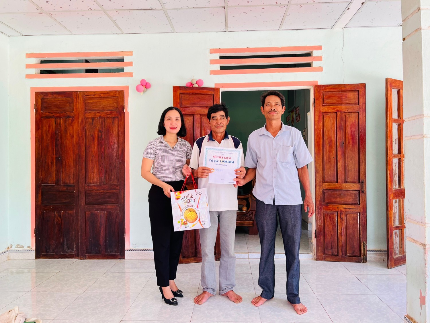 Ban Thường trực Uỷ ban MTTQ Việt Nam xã Bình Quế tặng sổ tiết kiệm cho đối tượng chính sách