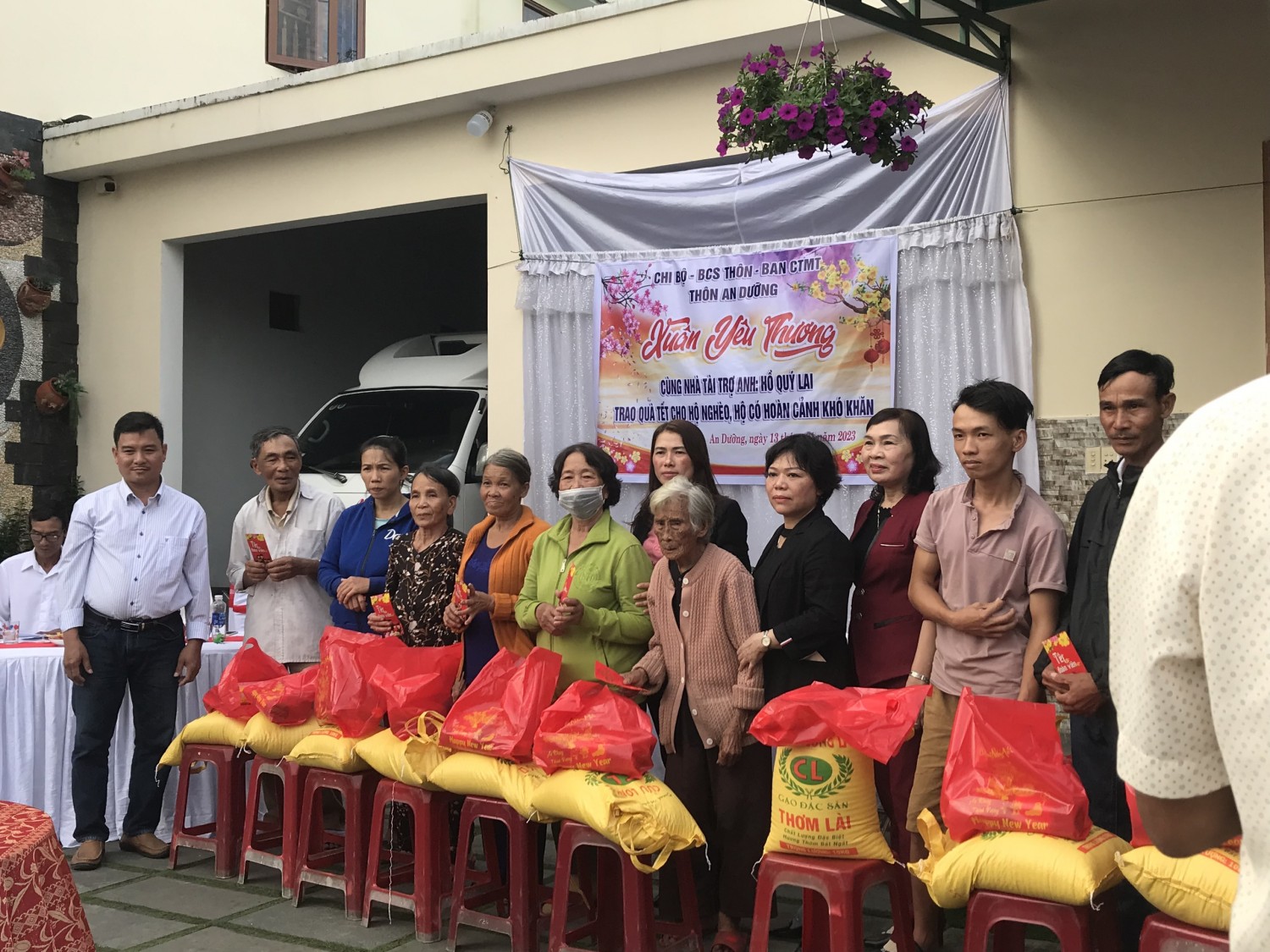 hinh anh trao qua cho ho ngheo can ngheo tai gia dinh anh ho quy lai