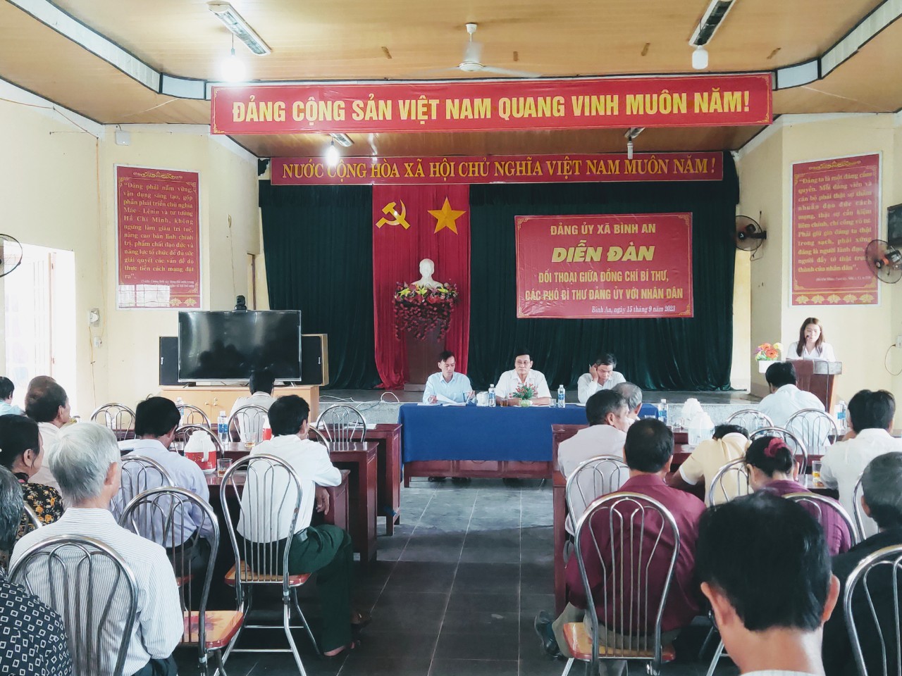 Bà Nguyễn Thị Hồng Phương - UVBTV. Chủ tịch Mặt trận phát biểukhai mac doi thoai