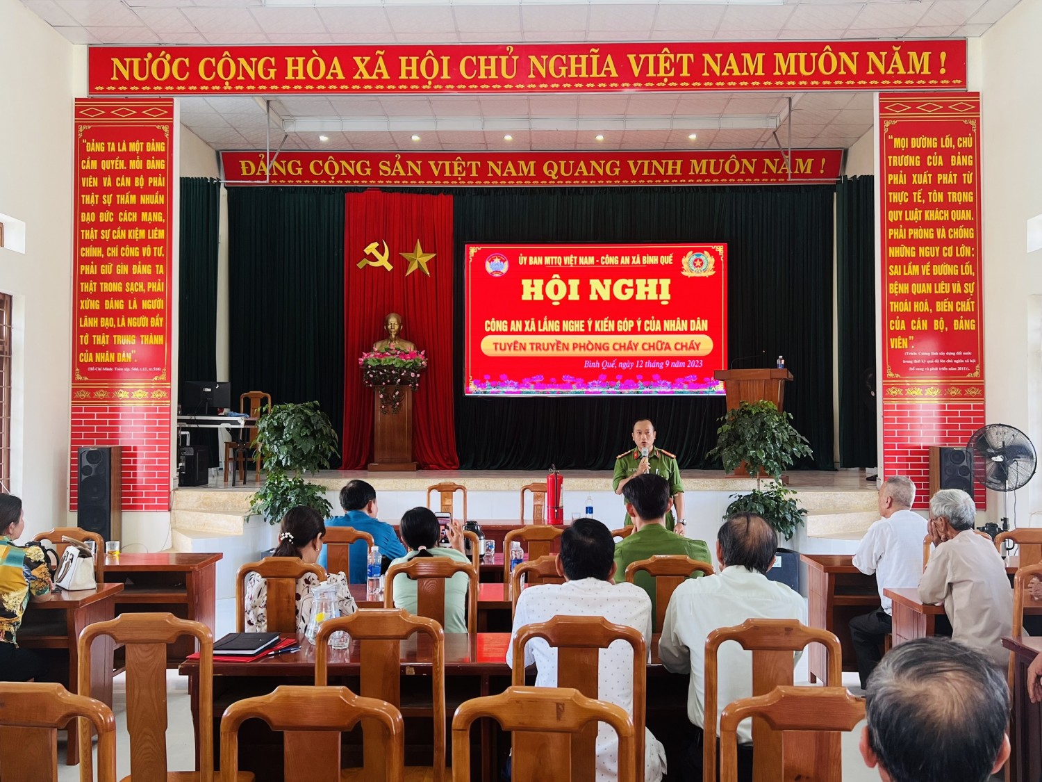 Đống chí Đại uý Võ Quốc Đạt tuyên truyền công tác phòng cháy chữa cháy