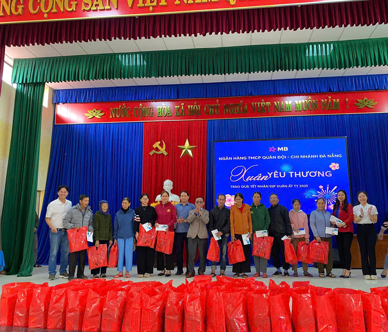 Bình Dương: Trao tặng 260 phần quà Tết cho người nghèo tại xã Bình Dương